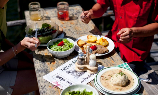 Essen-auf-der-Fahrlechhuette (c) Oesterreich-Werbung_Tom-Lamm