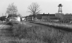 Gmünd. Grenze zur Tschechoslowakei zwischen den Wohnhäusern. © ÖNB Wien, Am Eisernen Vorhang, 10.12.1953